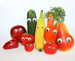 Obst und Gemüse mit Wackelaugen, für eine Kinderveranstaltung oder Botschaft.