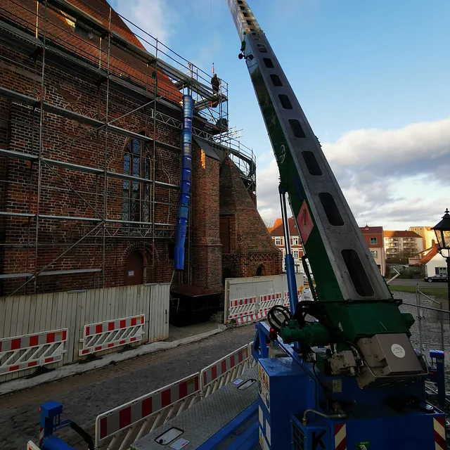 Ein Kran steht neben der St. Marien-Andreas Kirche während der Renovierung.