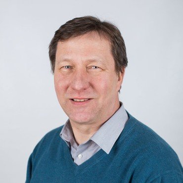 Porträt eines lächelnden Mannes, möglicherweise ein Pastor oder Kirchenführer. Create a storybook