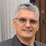 Porträt eines Mannes, möglicherweise ein Pastor oder Kirchenführer.