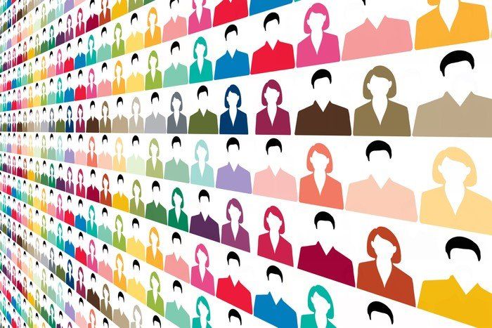 Eine diverse Gruppe von Menschen, die die Kirchengemeinde darstellen.