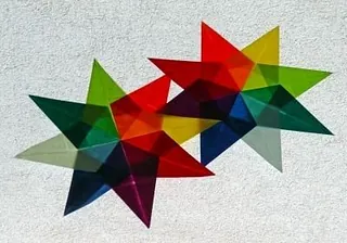 Zwei farbige Sterne, die den Stern von Bethlehem oder geistliches Licht symbolisieren.