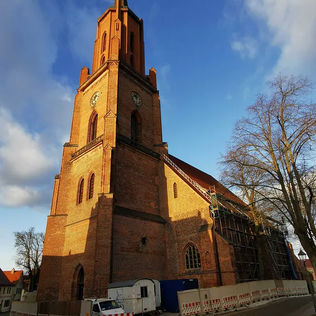 Die St. Marien-Andreas Kirche in Renovierung, mit Gerüsten.